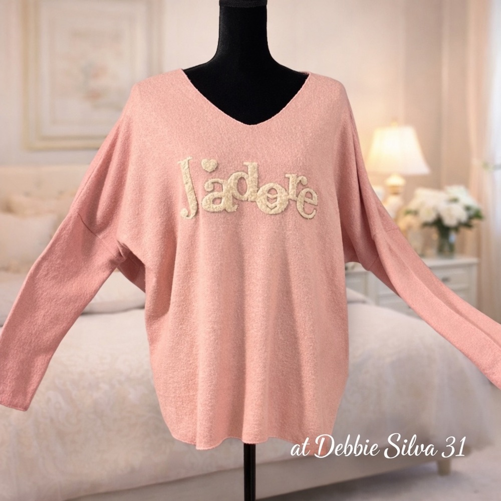 Chic Pink Sweater with Cream 'J'adore' Detail